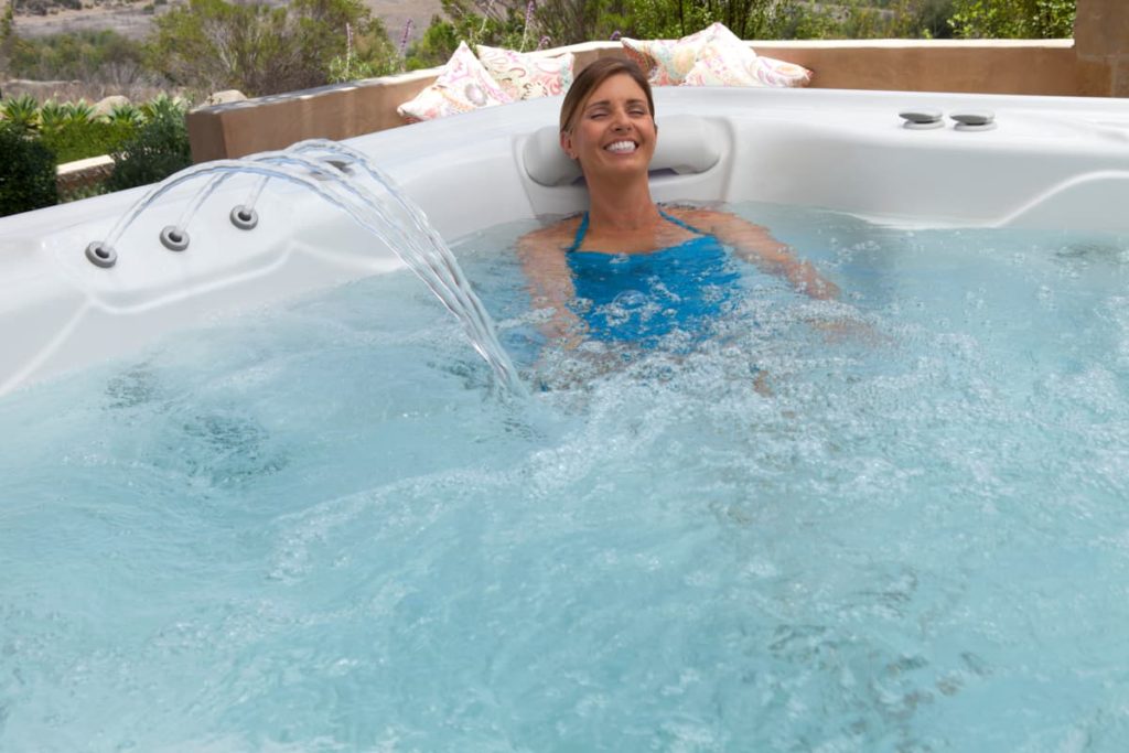 HotSpring-Highlife-2014-Grandee-AlpineWhite-Mocha-Lifestyle-WomanAlone-03