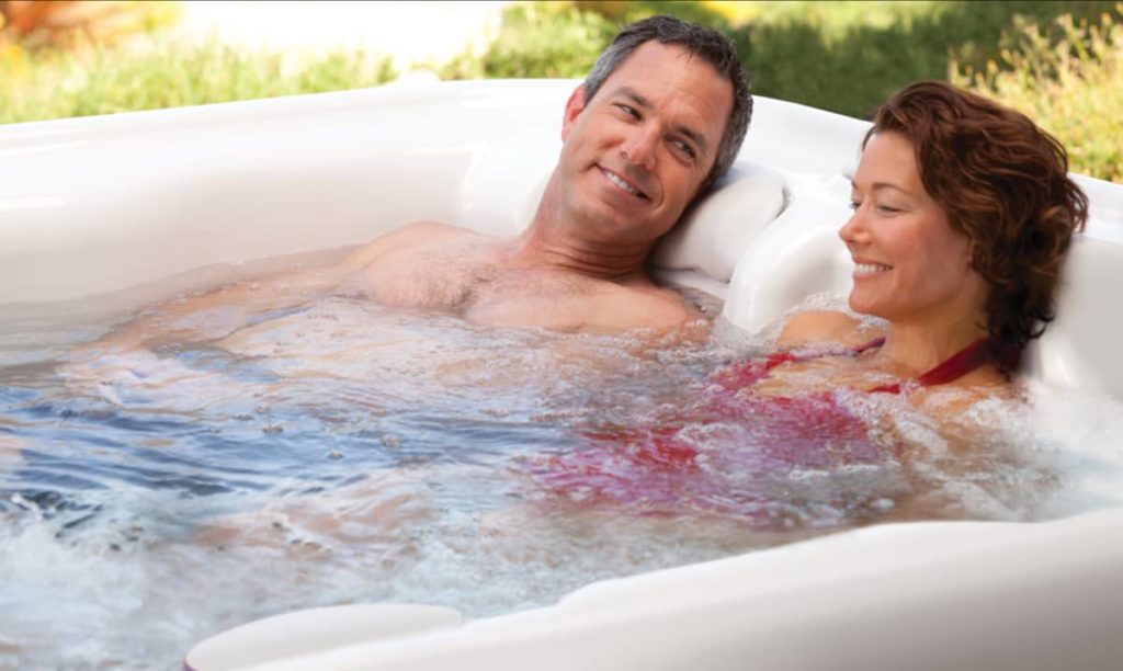 HotSpring-Highlife-2014-Sovereign-AlpineWhite-Teak-couple