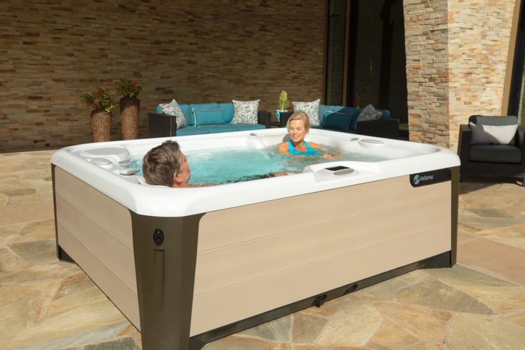 Hot Spring-Highlife-Triumph-2019-AlpineWhite-SandStone-Lifestyle-Couple_01