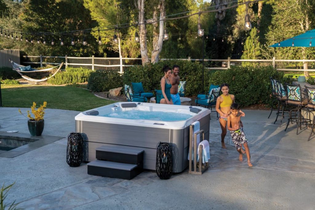 Hot Spring-Hot Spot-Relay-2020-AlpineWhite-Storm-Lifestyle-Family-afternoon-03