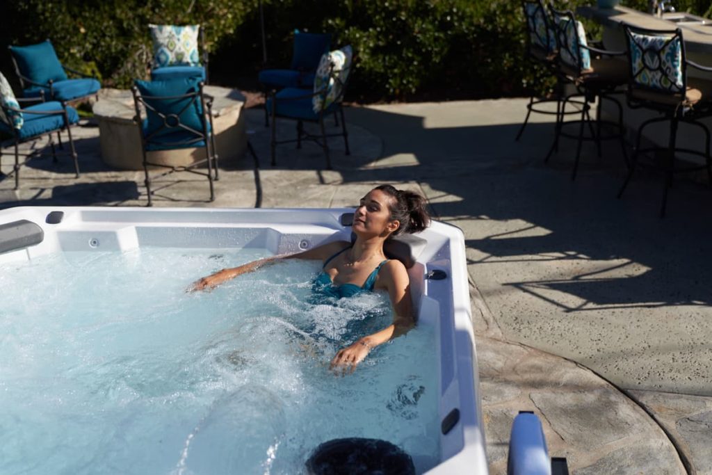 HotSpring-Hot-Spot-2020-Relay-Alpine White-Storm-Lifestyle-Woman-Alone_Day 1 Morning 1427