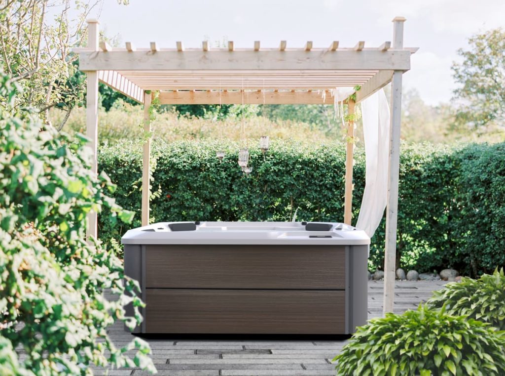 HotSpring-HotSpot-2020-Relay-AlpineWhite-Havana-Lifestyle-02