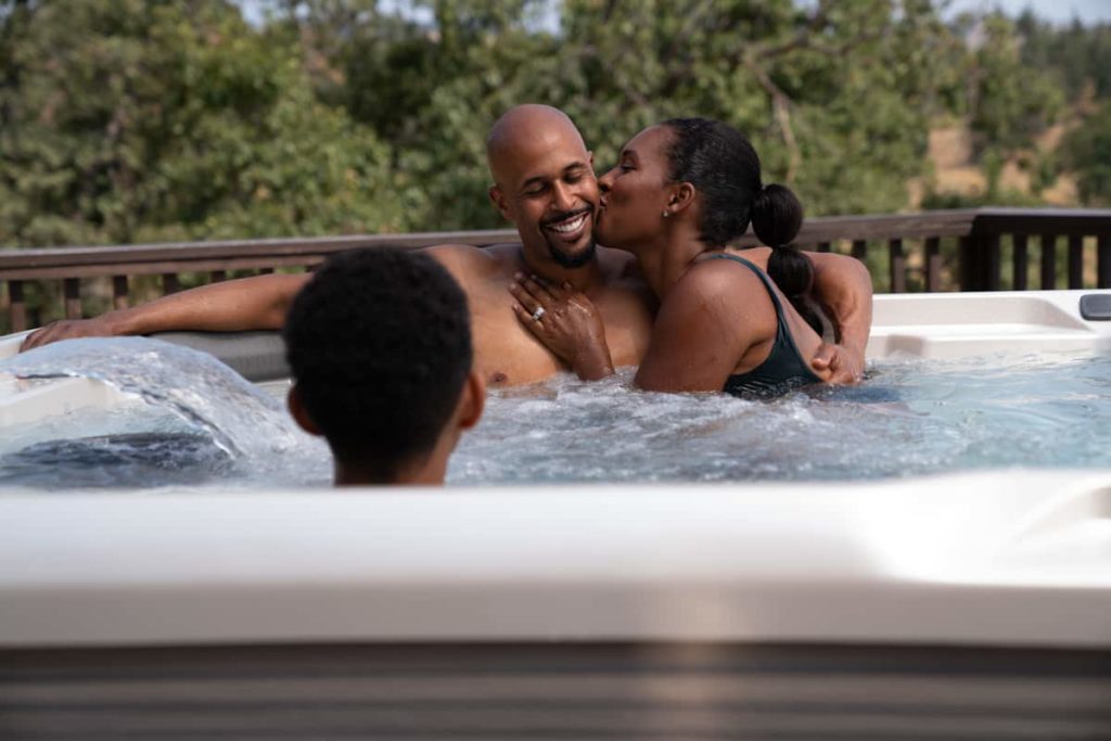 HotSpring_HotSpot_2020_Rhythm_Pearl_Almond_Lifestyle_Family_401