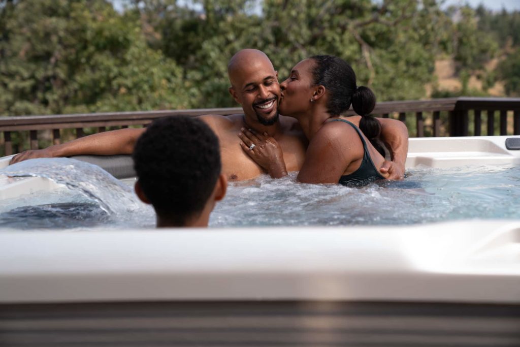 HotSpring_HotSpot_2020_Rhythm_Pearl_Almond_Lifestyle_Family_401-pichi
