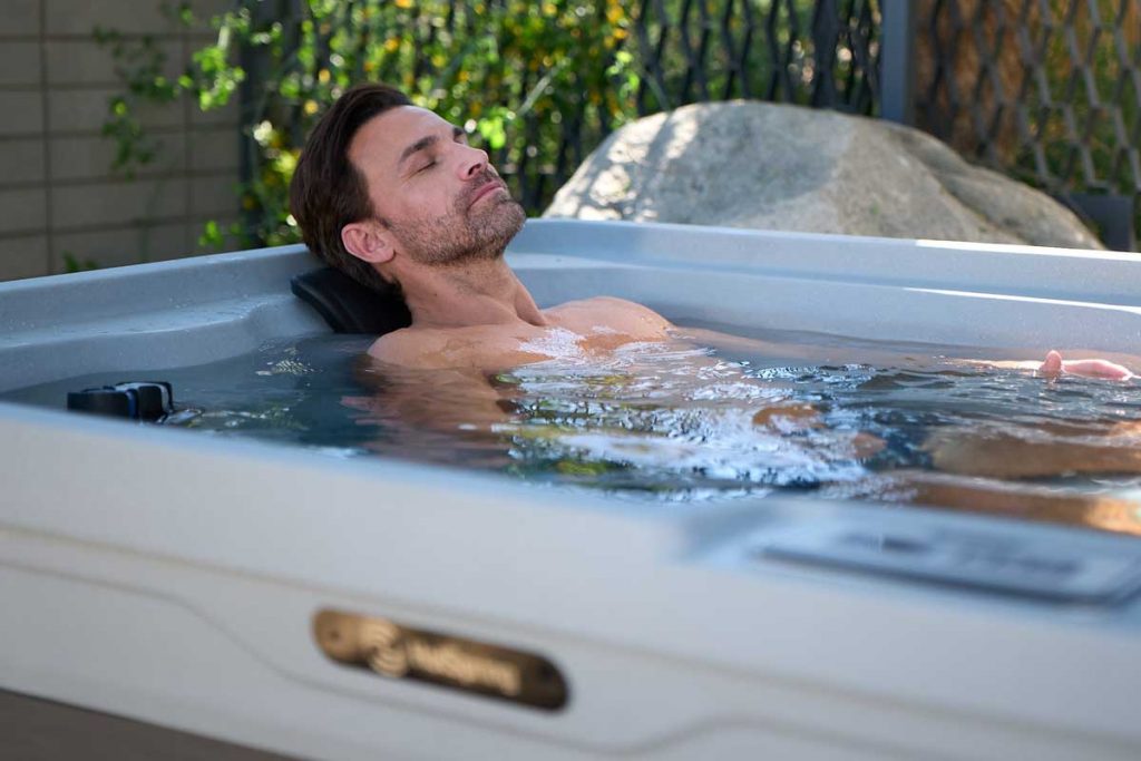 hot-spring-ffc-mini-man-relaxing-4x3_1200x800