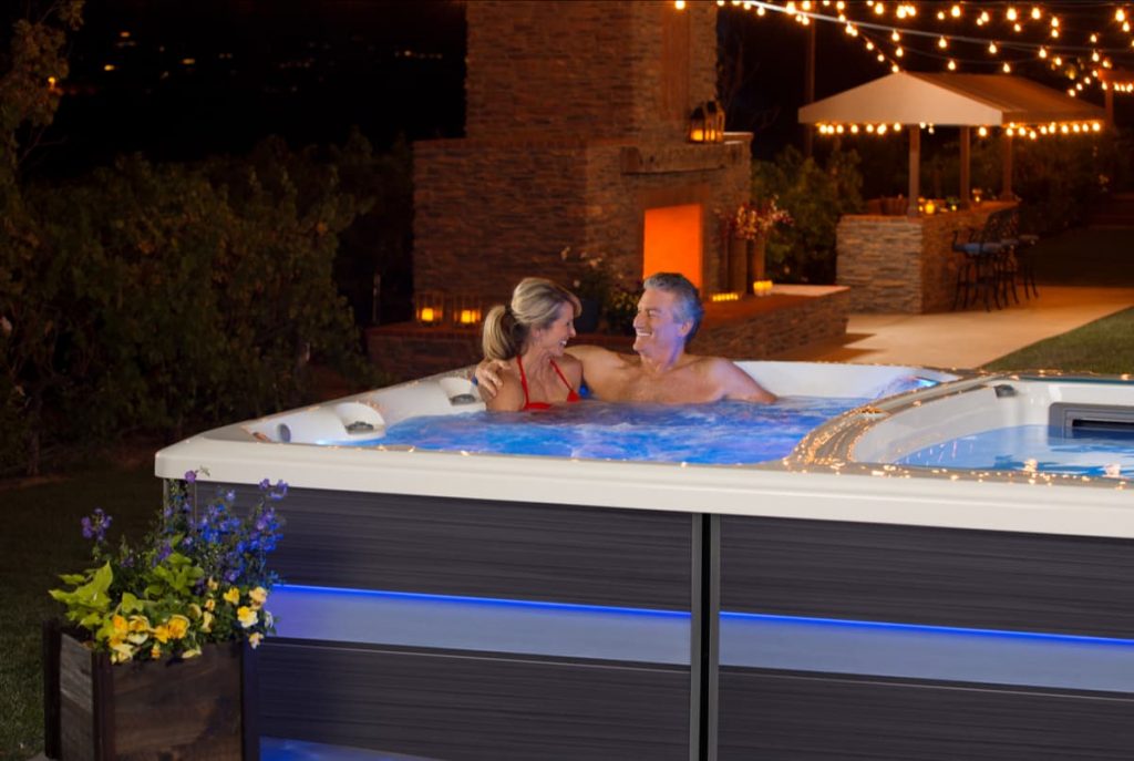 EP_FitnessSystems_2023_E2000_AlpineWhite_Gray_Lifestyle_Couple_Hot_Tub-pichi