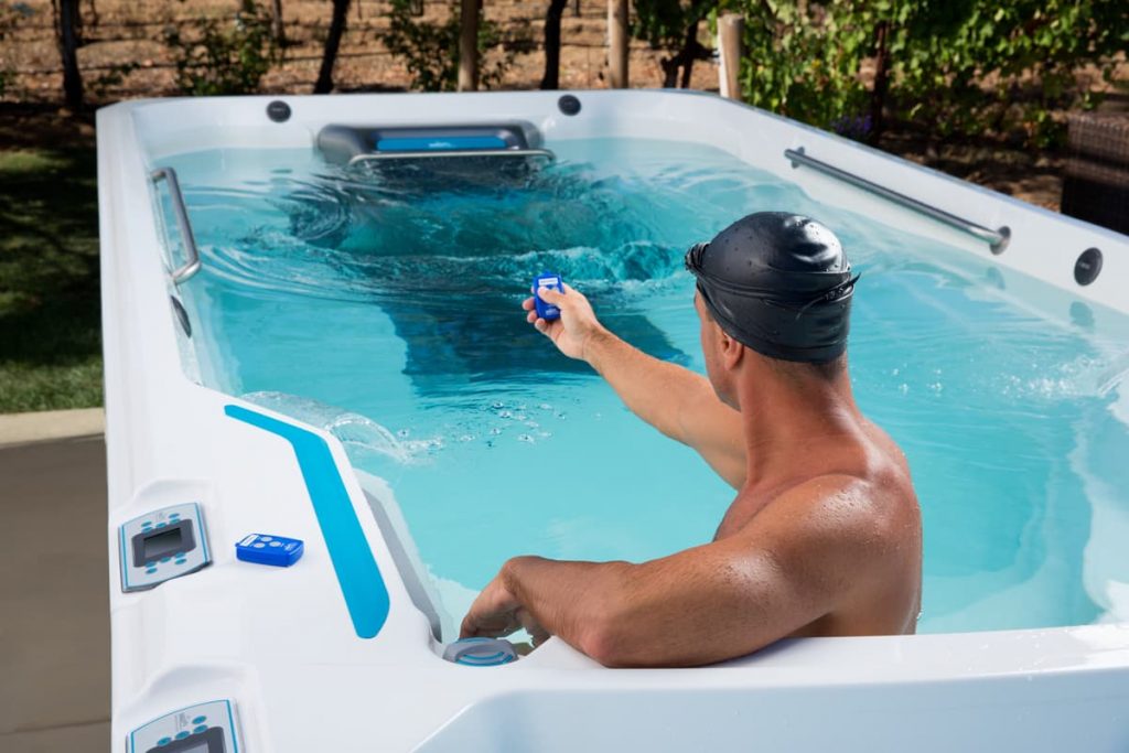 EP_FitnessSystems_2023_E2000_AlpineWhite_Gray_Lifestyle_Male_Remote-pichi